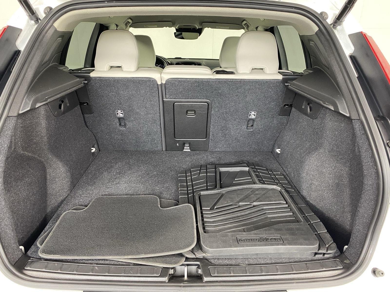 Used 2022 Crystal White Metallic Volvo Momentum image 7
