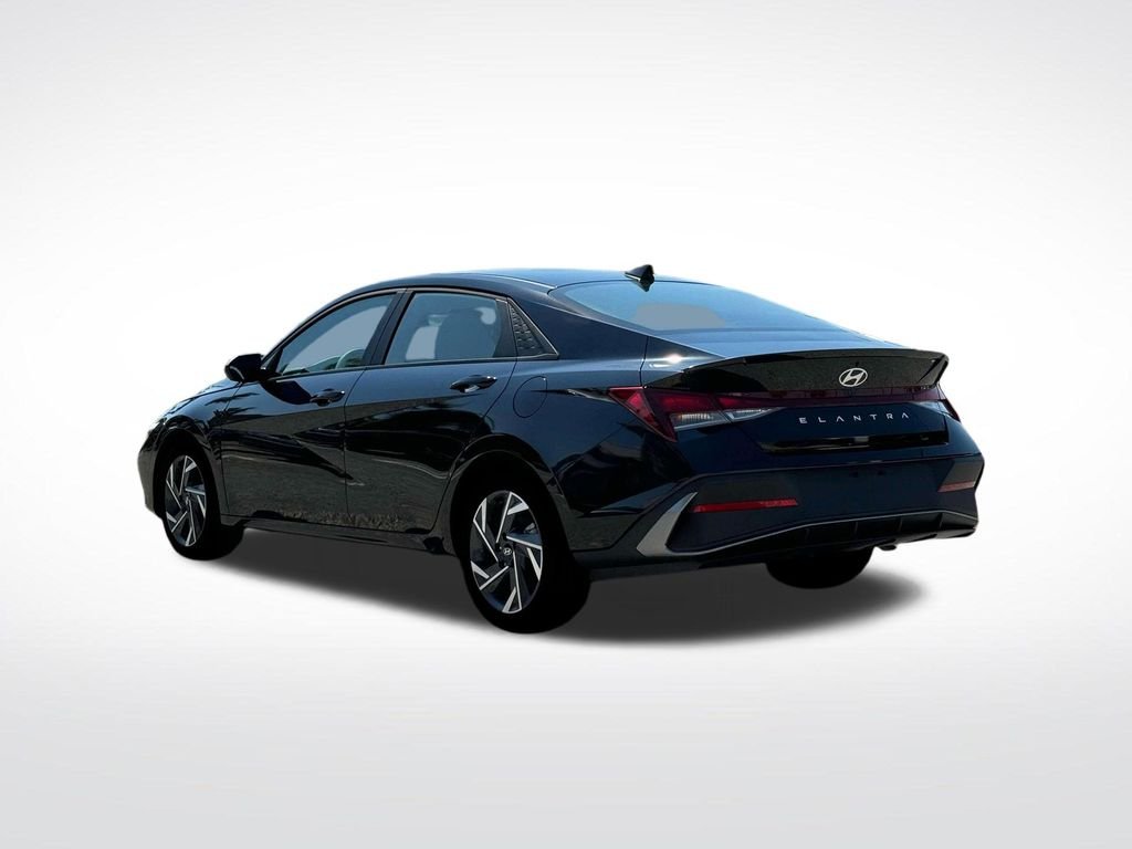 Used 2025 Black Hyundai SEL Sport image 5