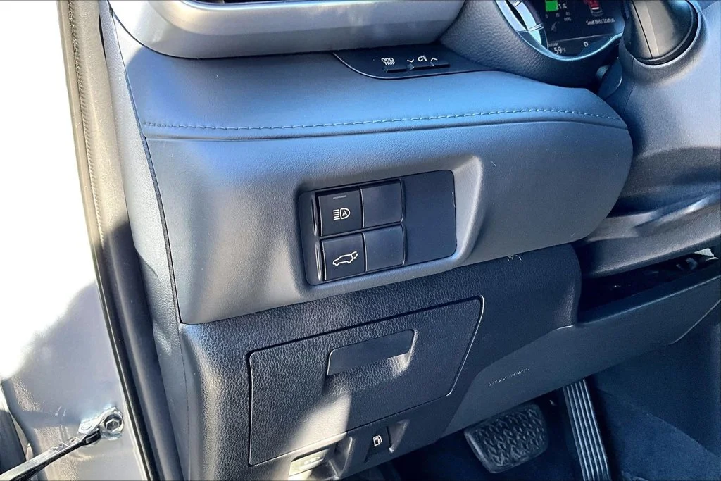 Used 2021 Silver Toyota XLE image 12