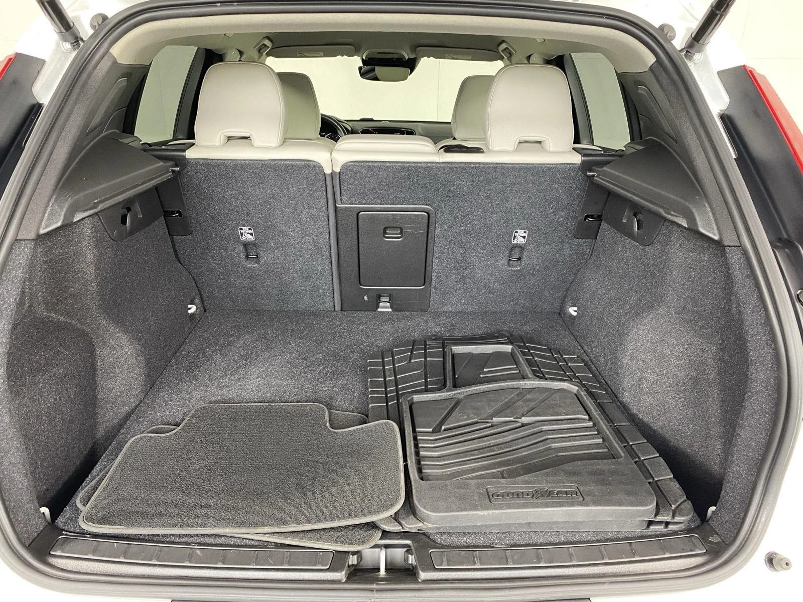 Used 2022 Crystal White Metallic Volvo Momentum image 7