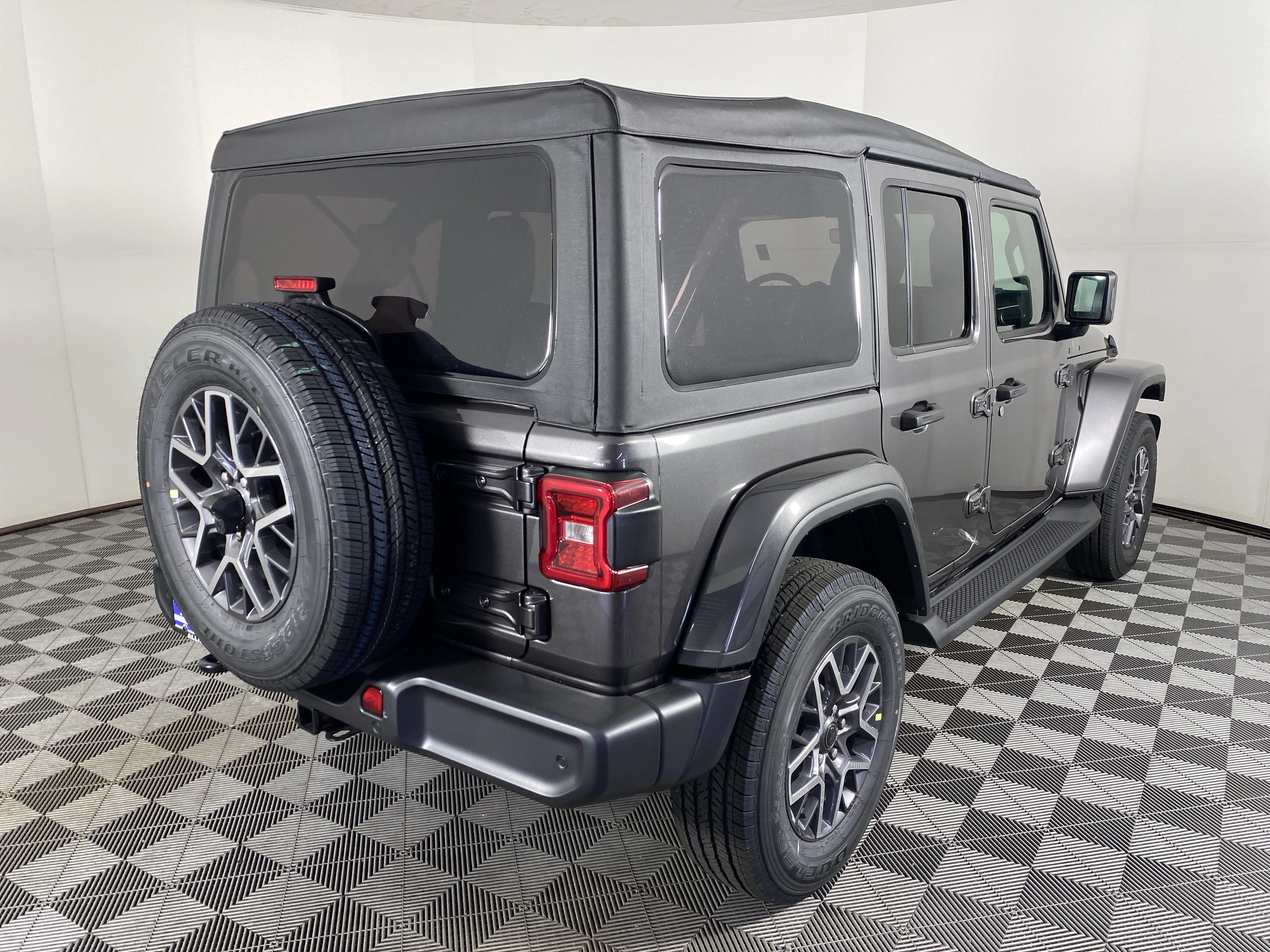 New 2026 Granite Crystal Metallic Clear-Coat Exterior Paint Jeep Sahara image 7