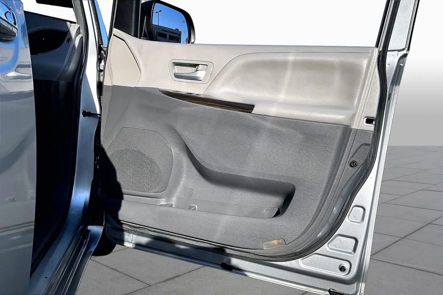 Used 2017 Silver Sky Metallic Toyota XLE Auto Access Seat image 21