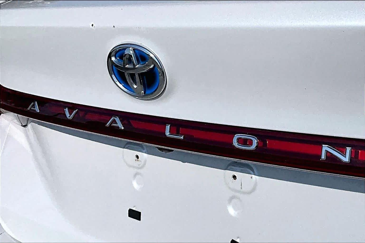 Used 2021 Wind Chill Pearl Toyota Hybrid Limited image 10