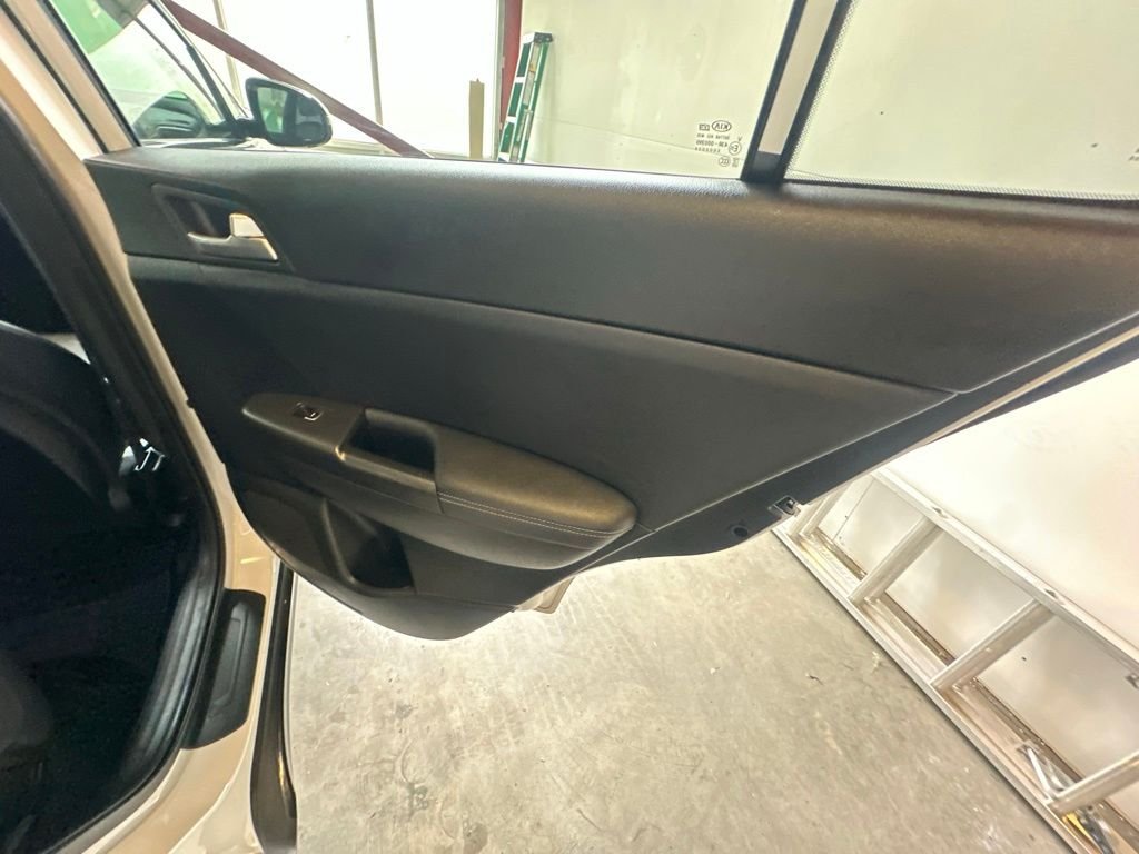 Used 2022 White Kia Nightfall image 31