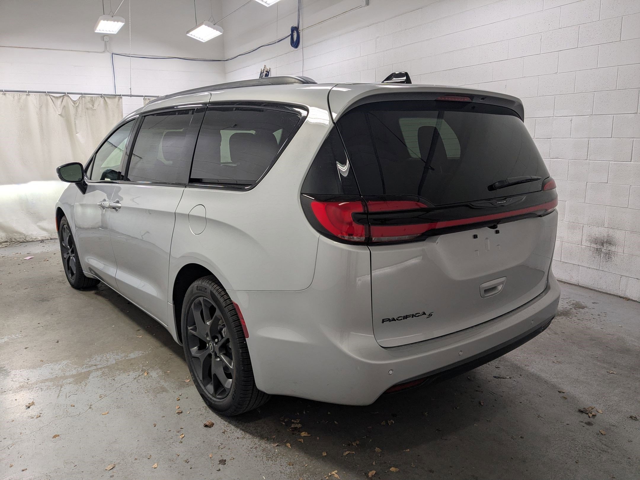 New 2026 Silver Mist Clear-Coat Exterior Paint Chrysler Select image 7