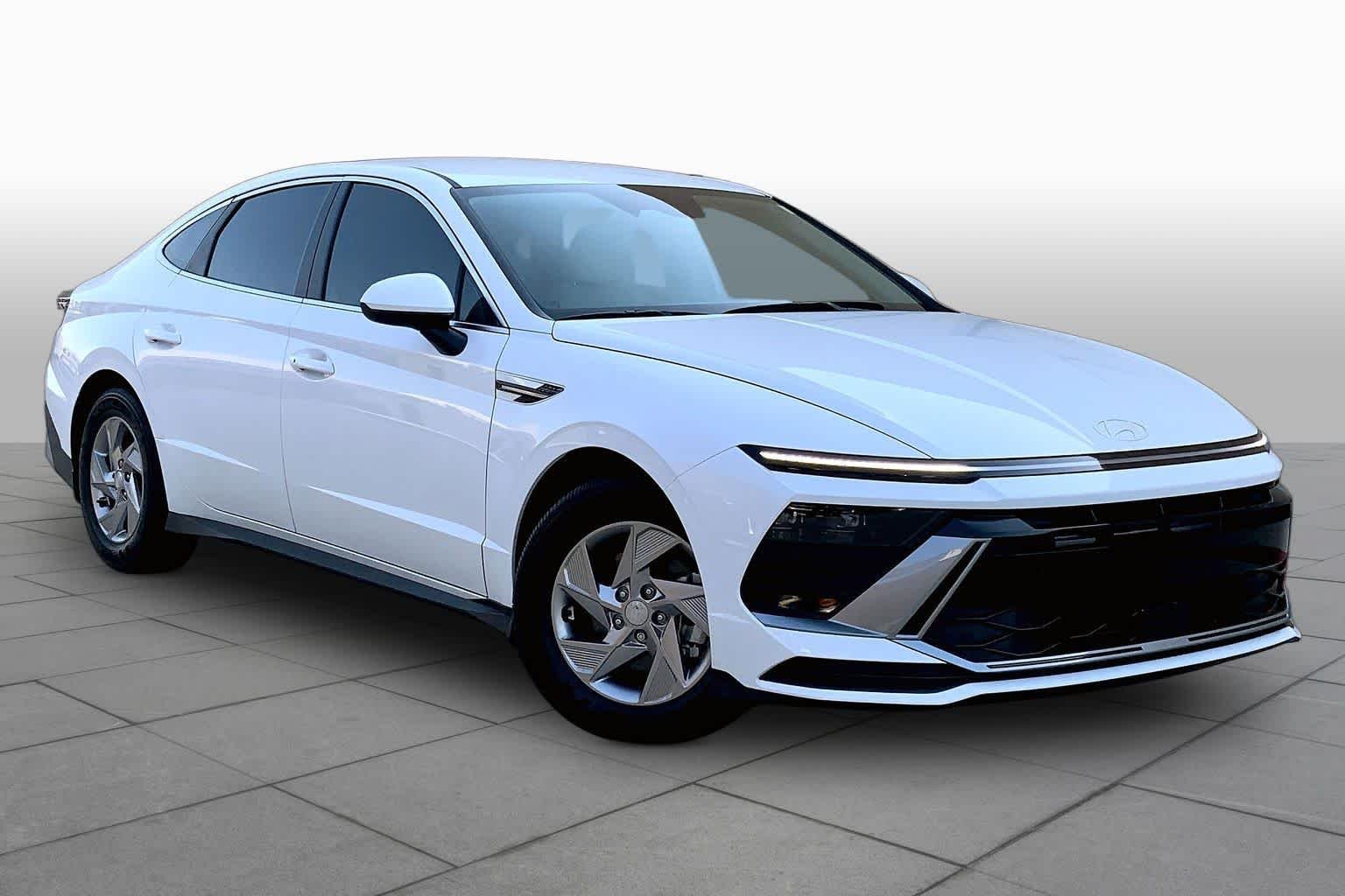 Used 2025 Serenity White Hyundai SE image 3