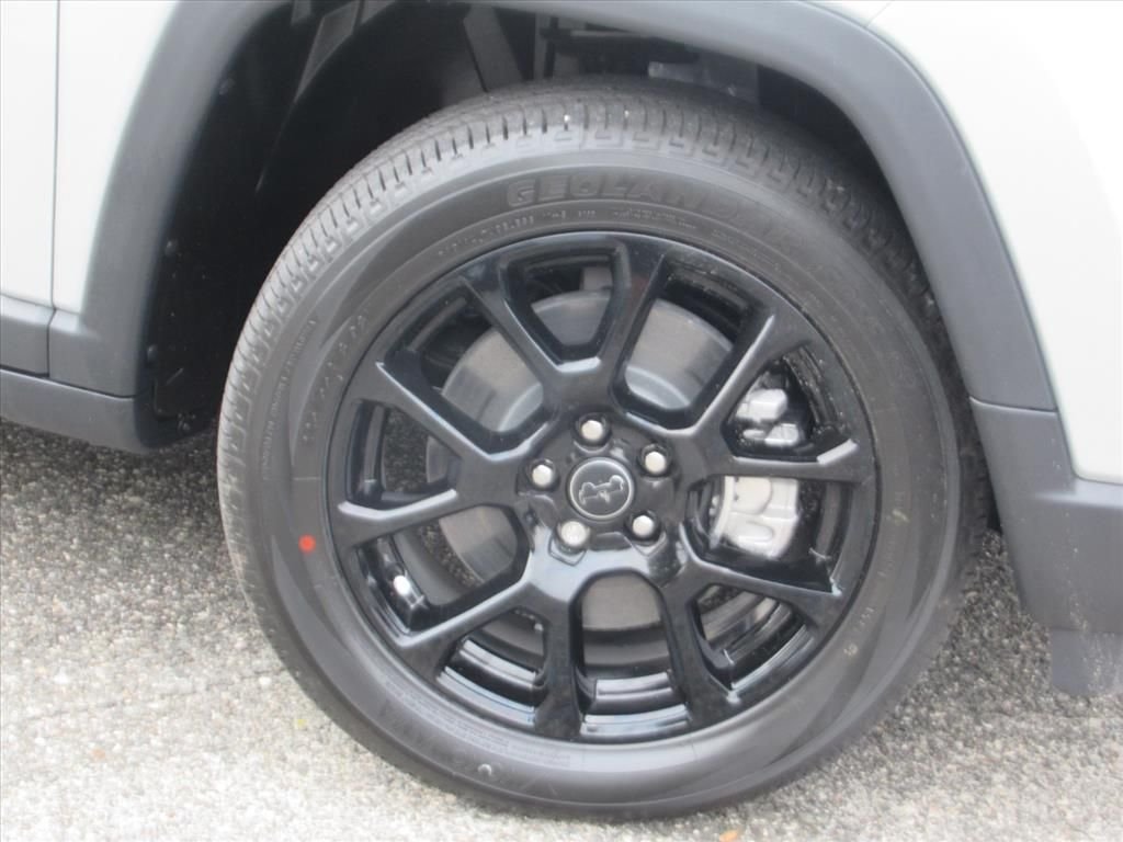 New 2026 Silver Zynith Metallic Clearcoat Jeep Latitude image 7
