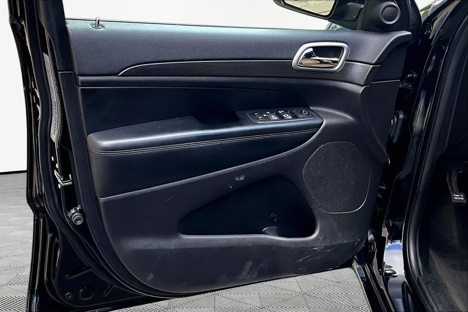 Used 2018 Diamond Black Crystal Pearlcoat Jeep Altitude image 22