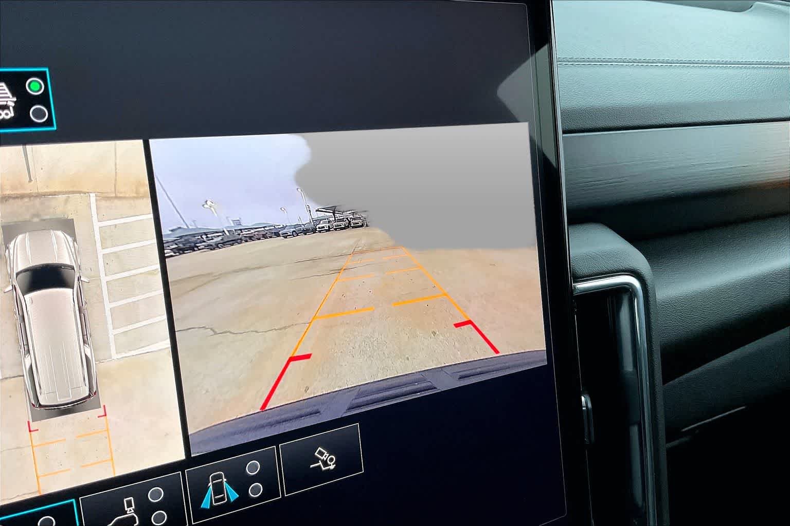 2025 GMC Yukon XL Denali - Photo 24