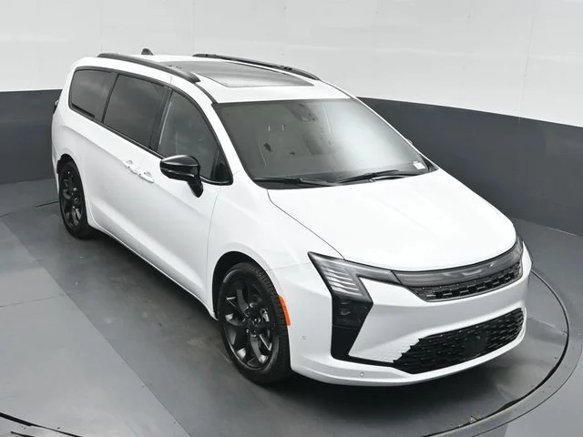 New 2027 Bright White Clear-Coat Exterior Paint Chrysler Limited image 38