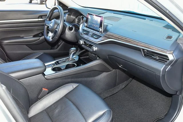 Used 2019 Silver Nissan 2.5 Platinum image 25