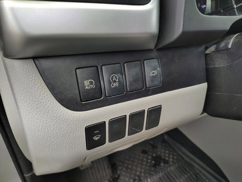 Used 2018 Silver Toyota XLE image 12