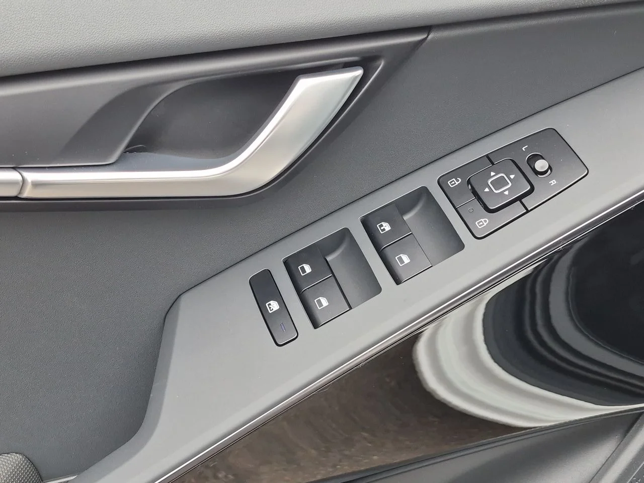 New 2026 Snow White Pearl Kia EX image 23