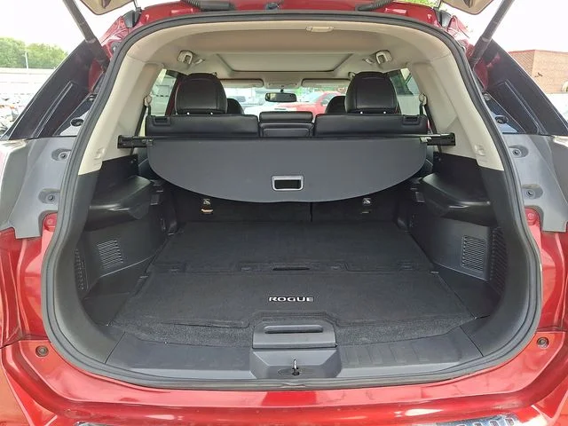 Used 2015 Red Nissan SL image 30