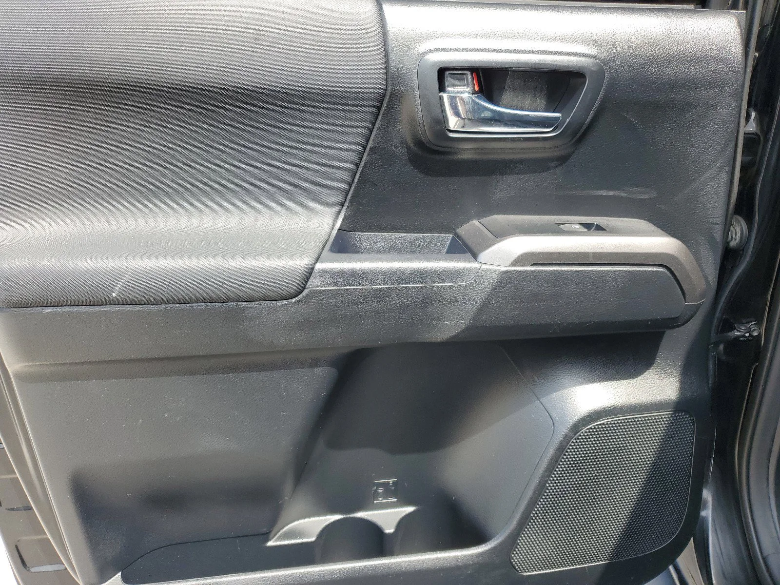 Used 2016  Toyota  image 12