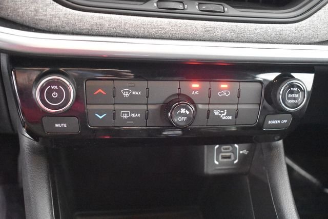 Used 2024 Gray Jeep Latitude image 29