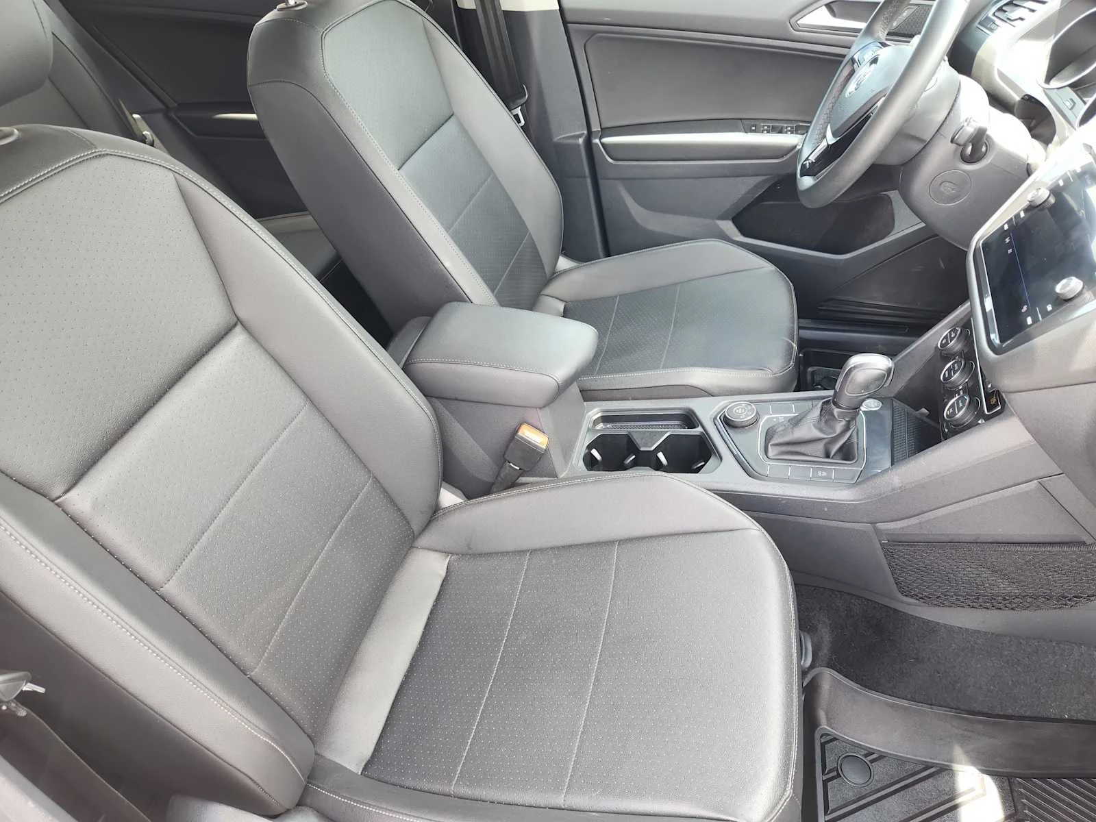 Used 2020 Platinum Gray Metallic Volkswagen SE image 13