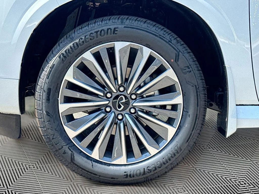 New 2026 RADIANT WHITE INFINITI Luxe 4WD image 34