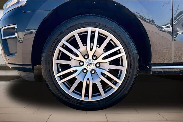 Used 2022  Ford Platinum image 9