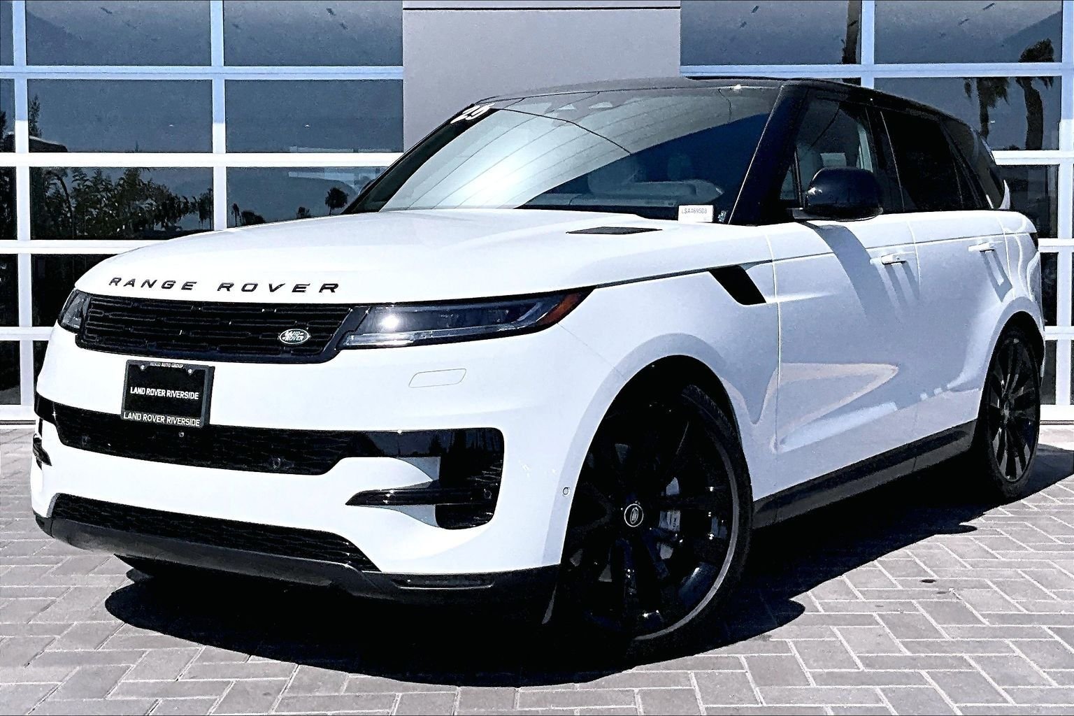 Used 2025 White Land Rover SE image 1