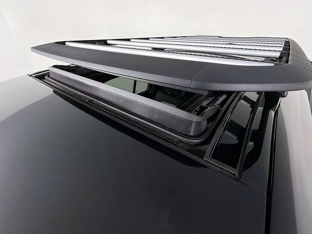Used 2023 Eiger Grey Metallic Land Rover X-Dynamic SE image 23