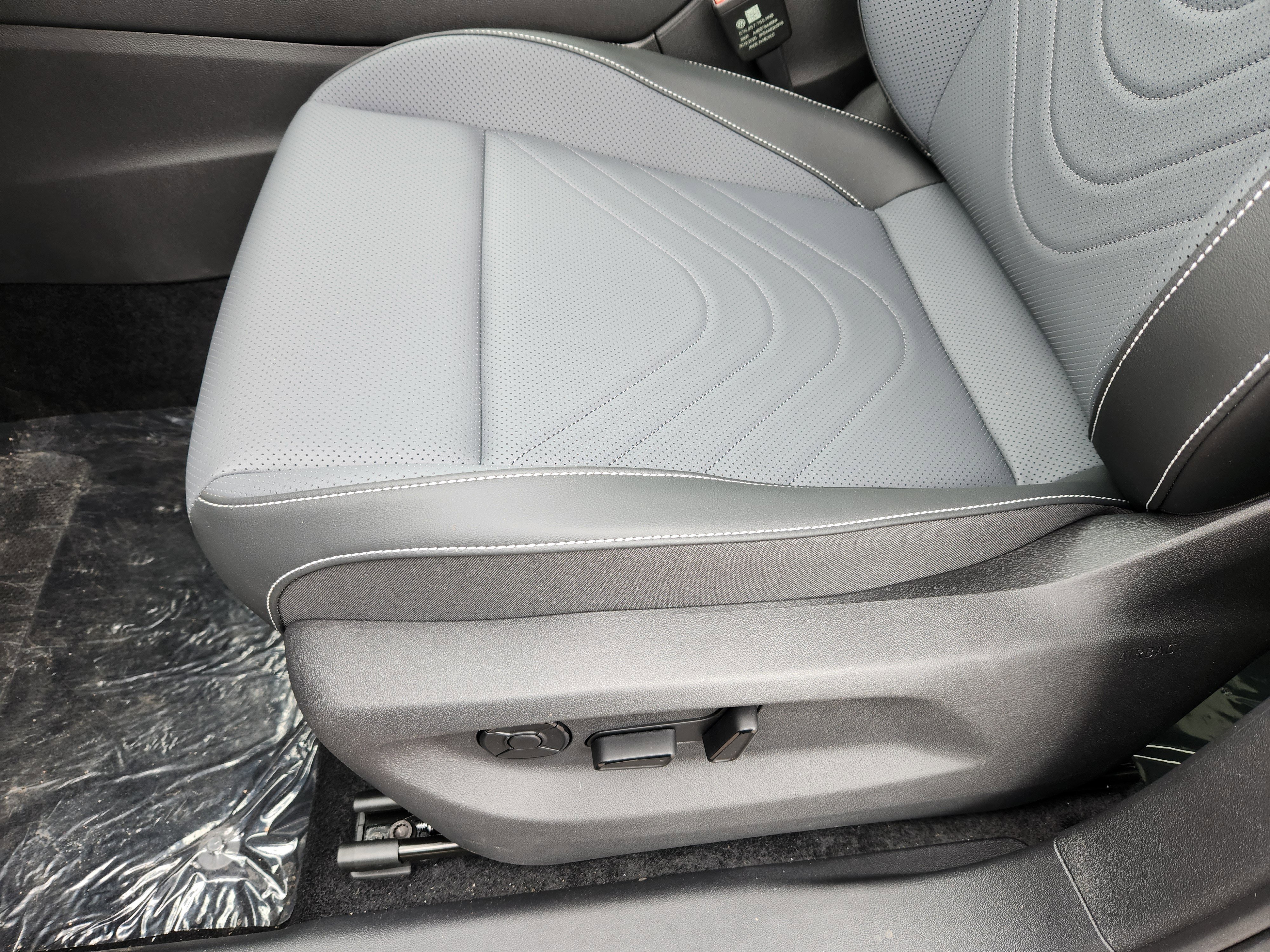 New 2026 White Volkswagen 2.0T SE image 13