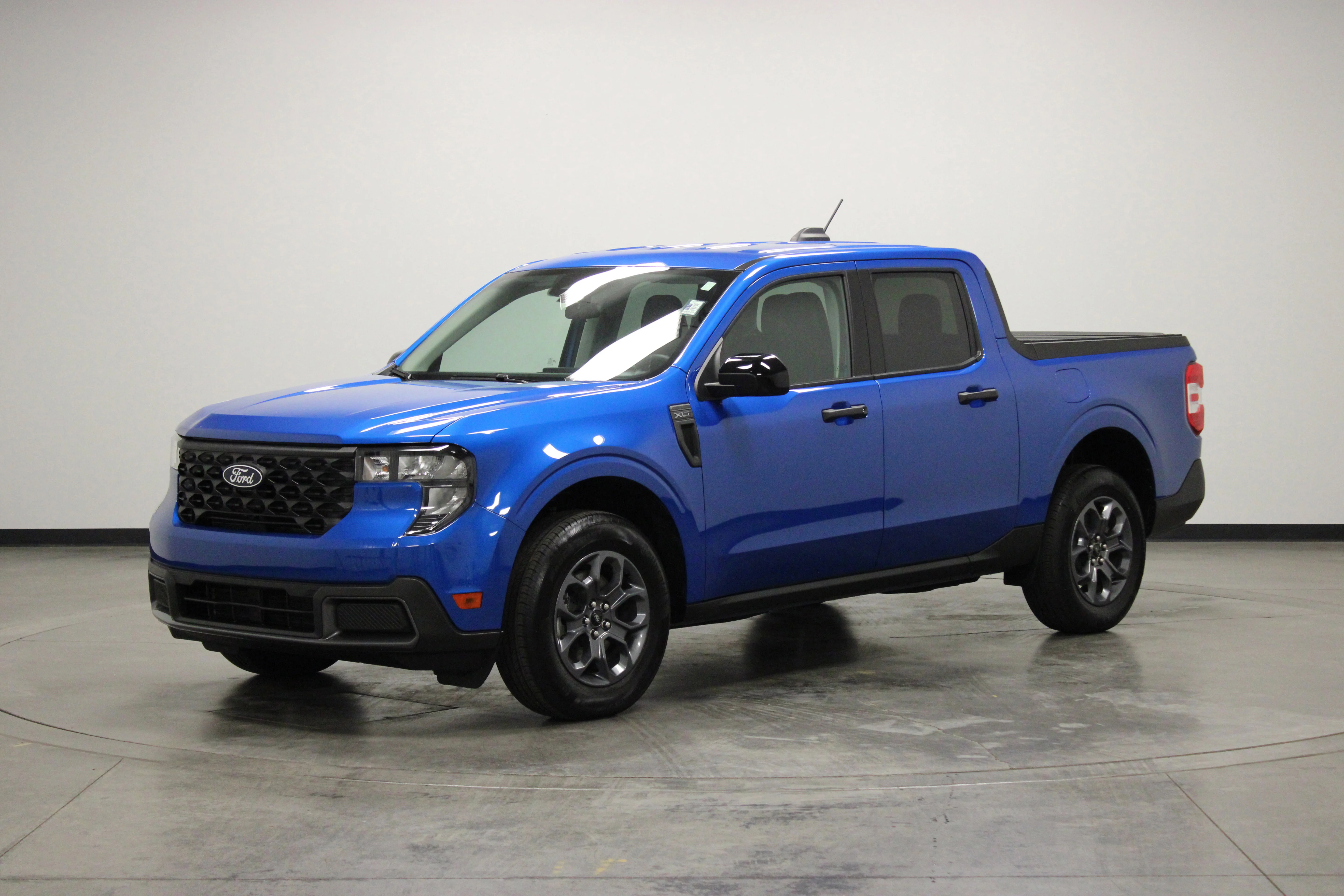 Used 2025 Blue Ford XLT image 4