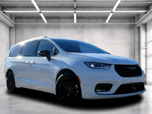 2026 Chrysler Pacifica Limited's photo