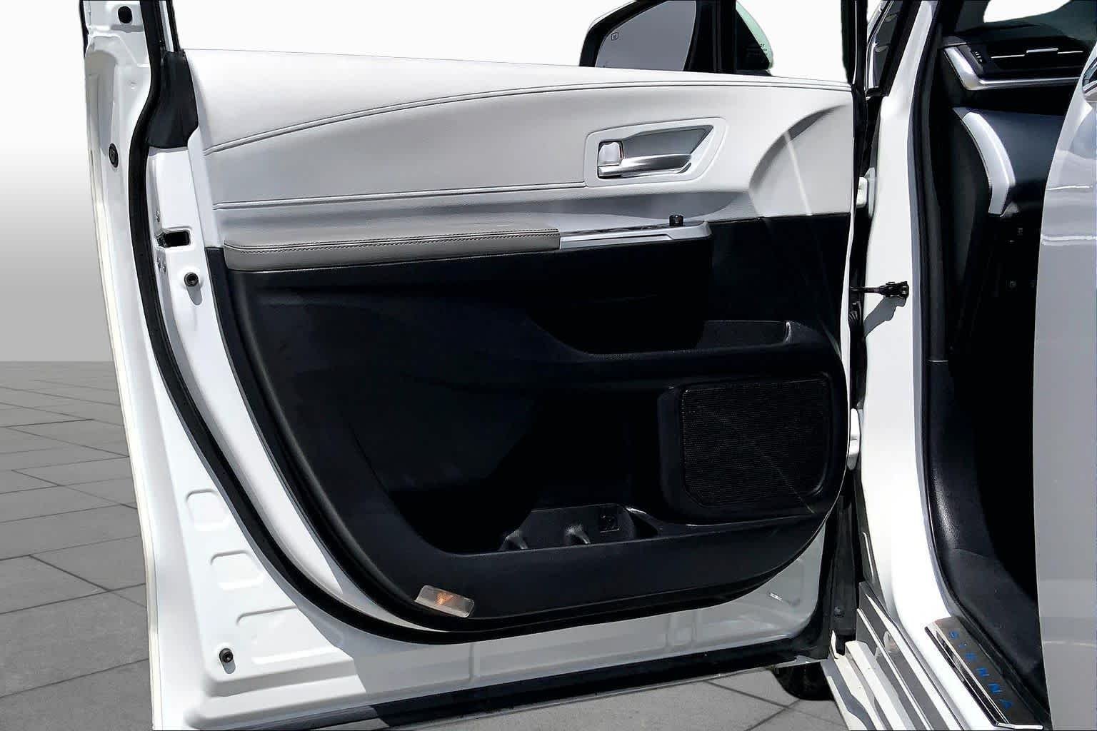 Used 2025 Wind Chill Pearl Toyota XLE image 21