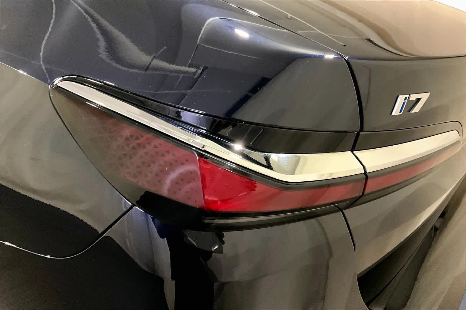 Used 2023 Carbon Black Metallic BMW xDrive60 image 27