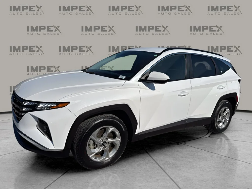 Used 2024 White Hyundai SEL image 1