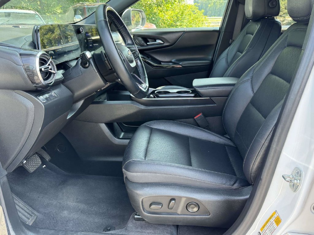 Used 2025 White Chevrolet LT image 21