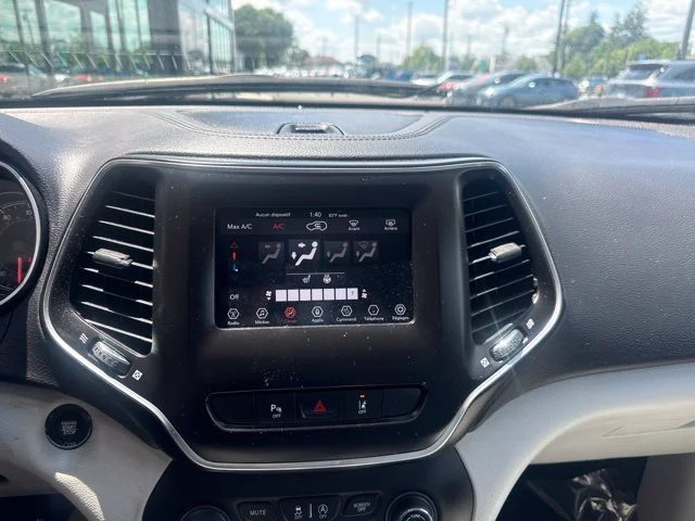 Used 2021 White Jeep Latitude Lux image 17