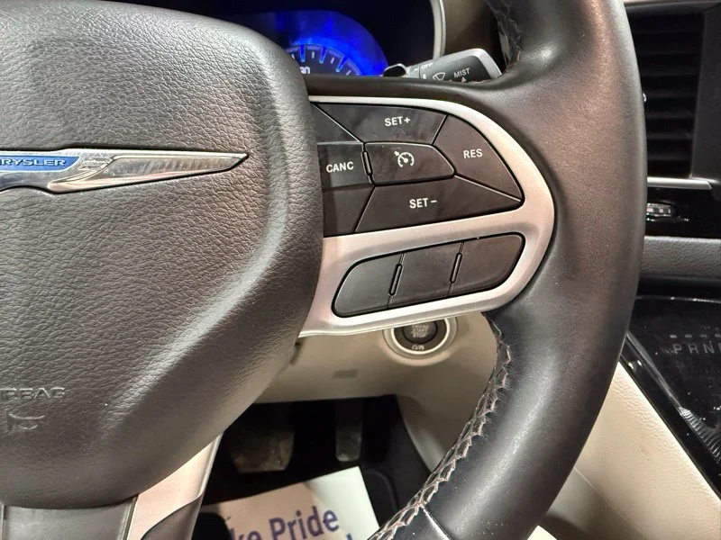 Used 2018 Gray Chrysler Touring L image 23