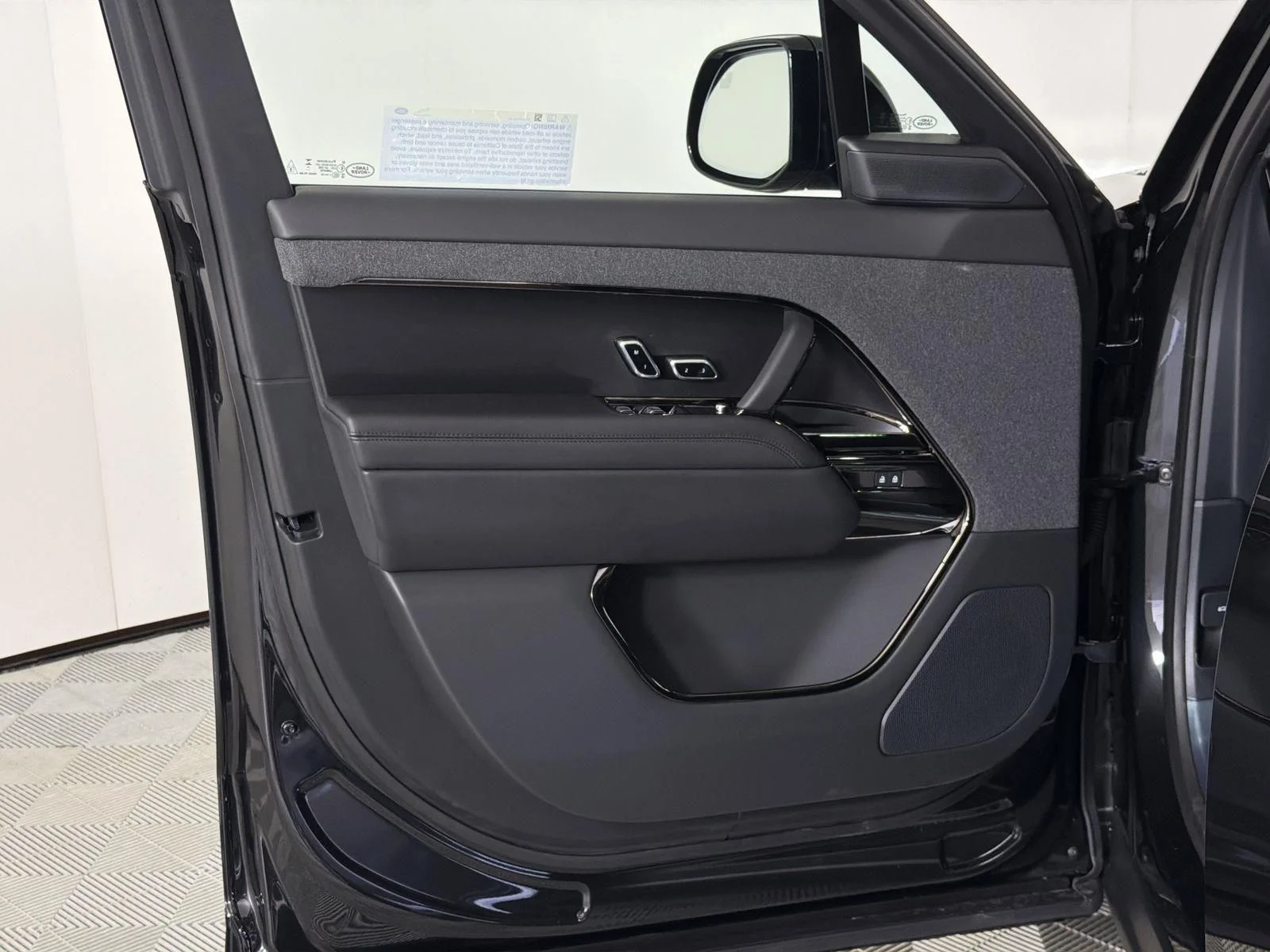 New 2026 Santorini Black Land Rover Dynamic SE image 21