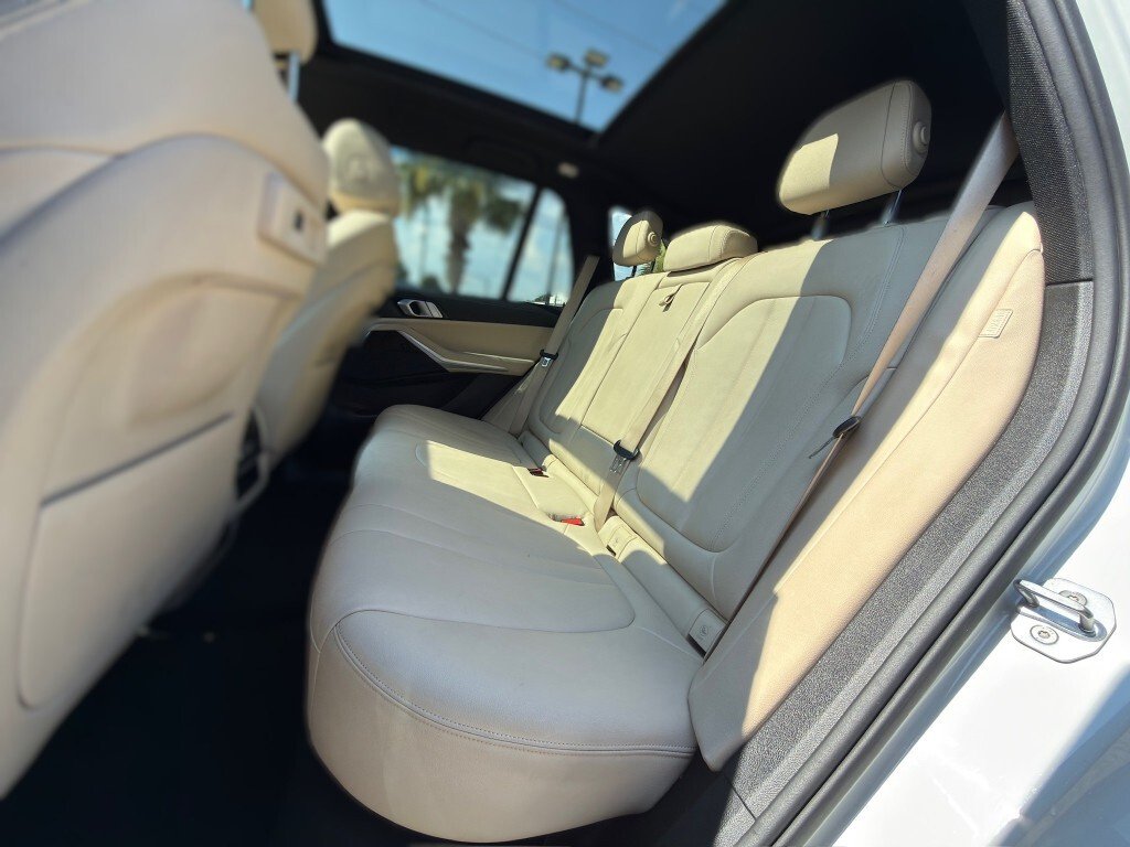 Used 2019 WHITE BMW xDrive40i image 11