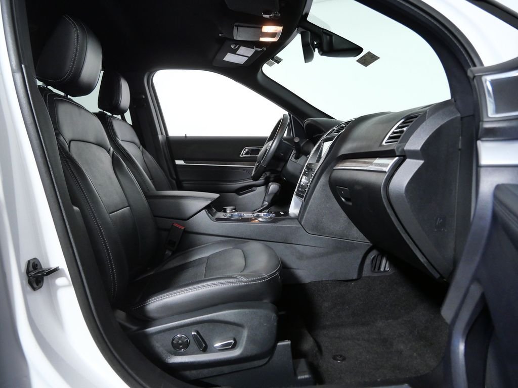 Used 2018 White Ford Limited image 5