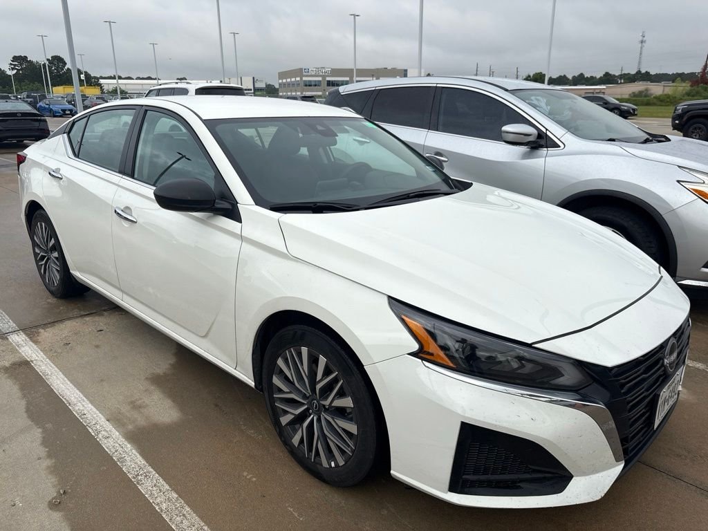 Used 2025 White Nissan 2.5 SV image 1