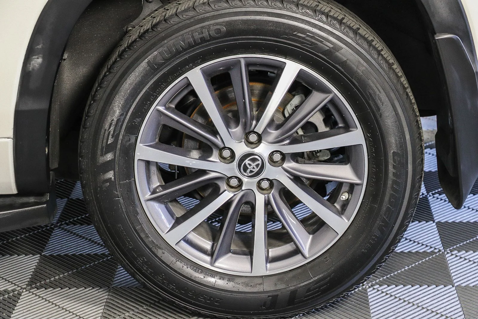 Used 2018 White Toyota XLE image 10