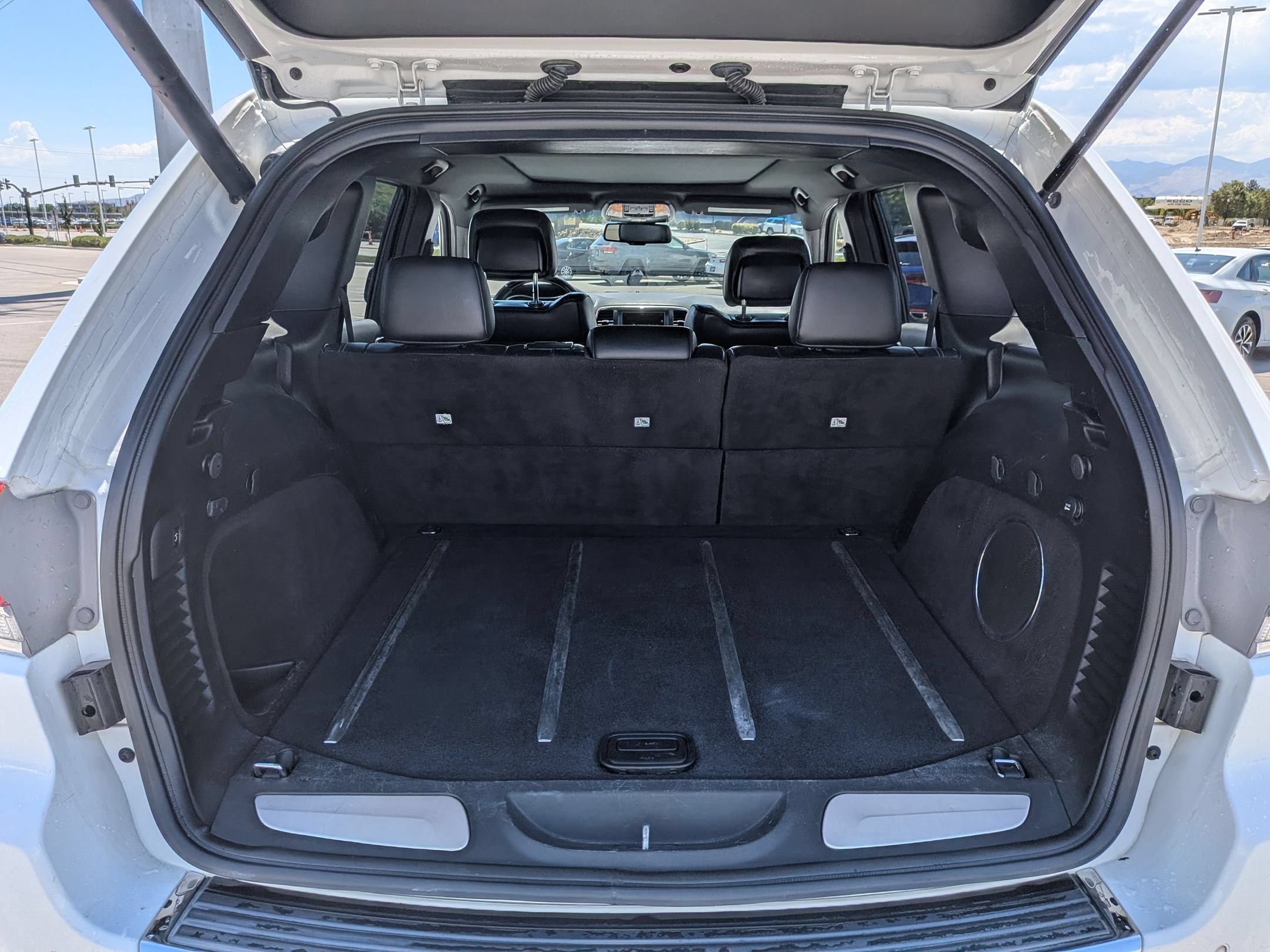 Used 2015 Bright White Clearcoat Jeep Overland image 30