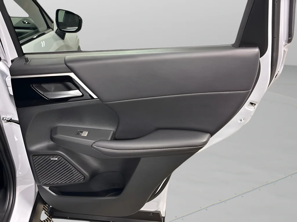 New 2026 White Diamond Mitsubishi LE image 33
