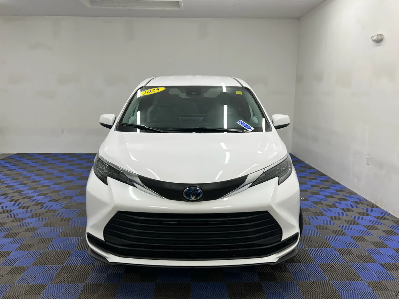 Used 2025 Ice Cap Toyota LE image 10