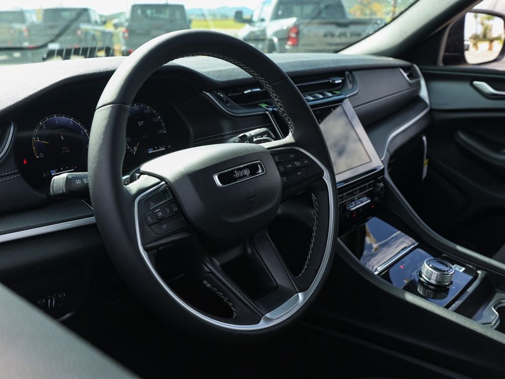 New 2026 Diamond Black Crystal Pearl-Coat Exterior Paint Jeep Laredo X image 13