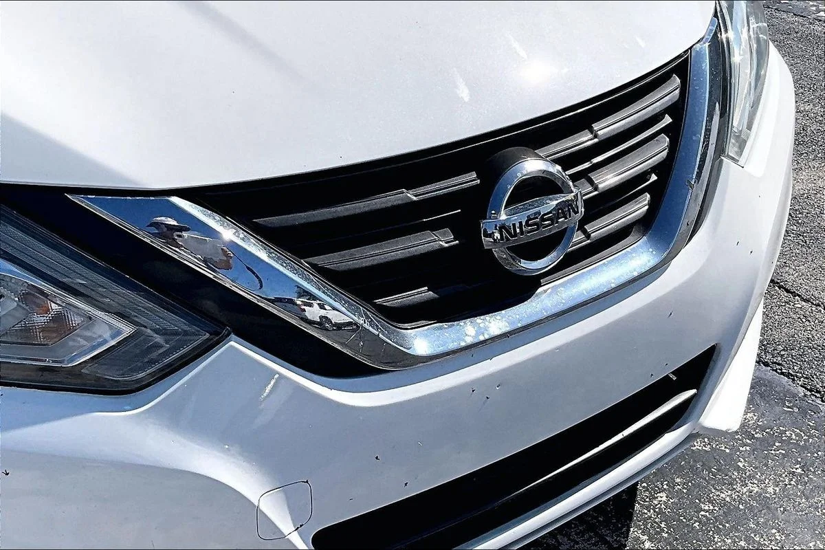 Used 2016 White Nissan 2.5 SV image 35