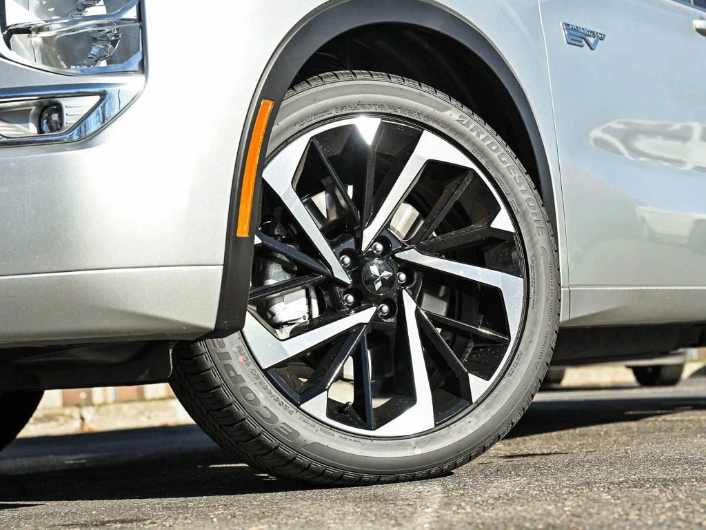 2025 Mitsubishi Outlander Plug-in Hybrid SEL - Photo 6