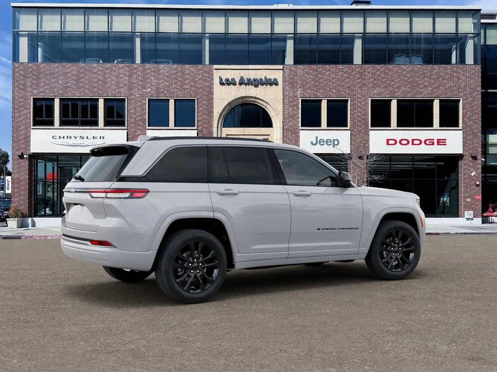 New 2026 Bright White Clear-Coat Exterior Paint Jeep Limited Reserve image 4