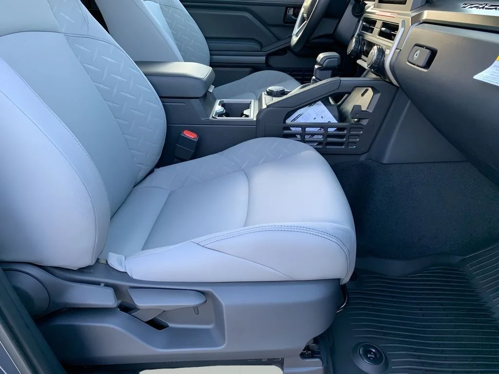 Used 2025  Toyota SR5 image 16