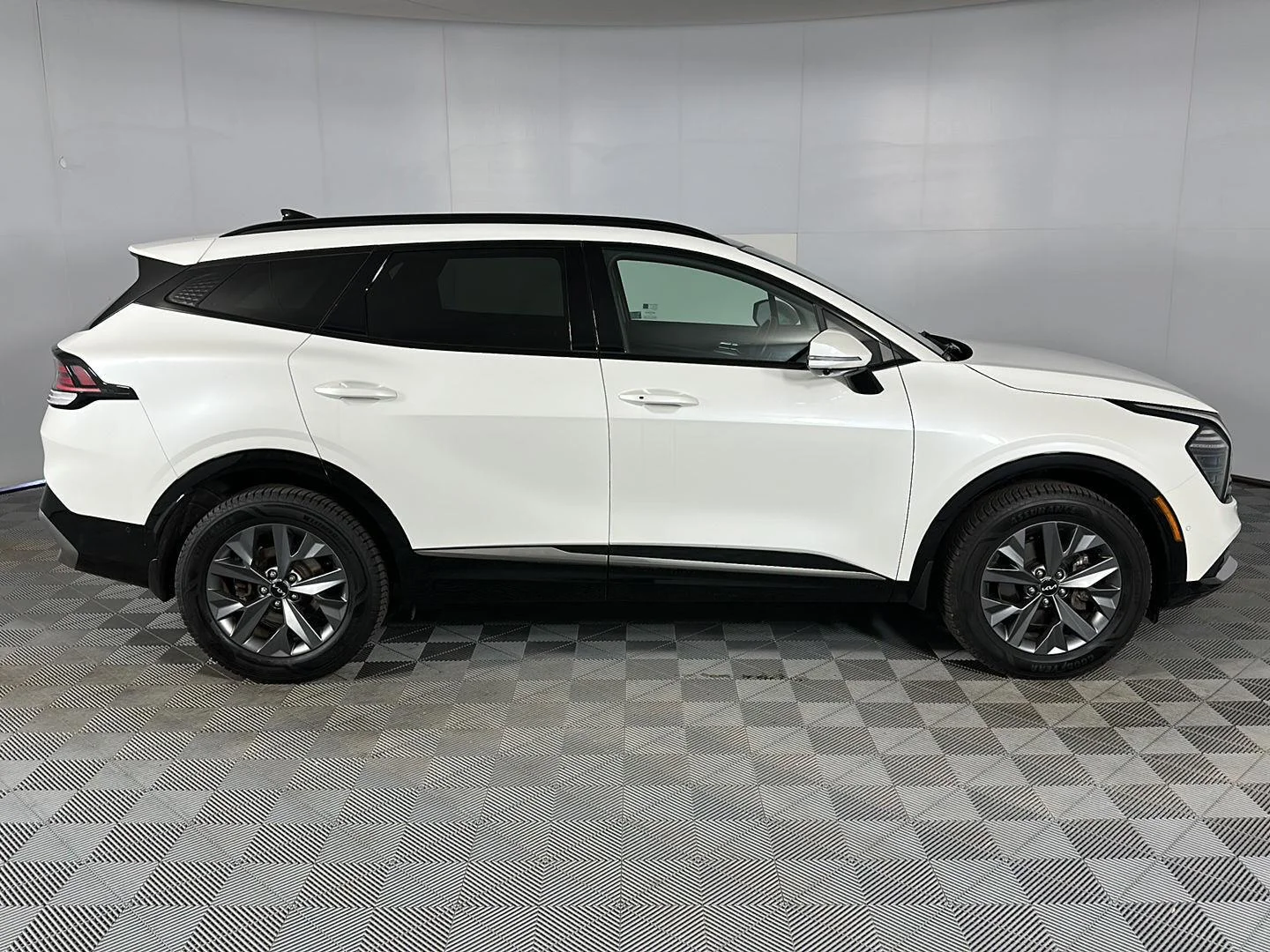 Used 2024 Snow White Pearl Kia SX-Prestige image 11