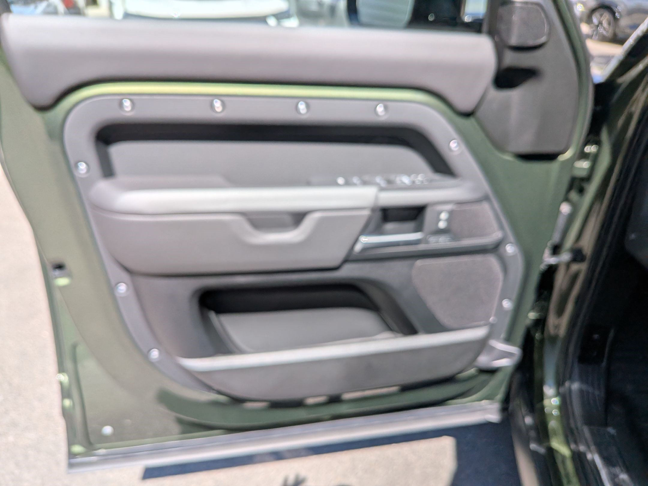 New 2026 Woolstone Green Land Rover P400 X-Dynamic SE image 12