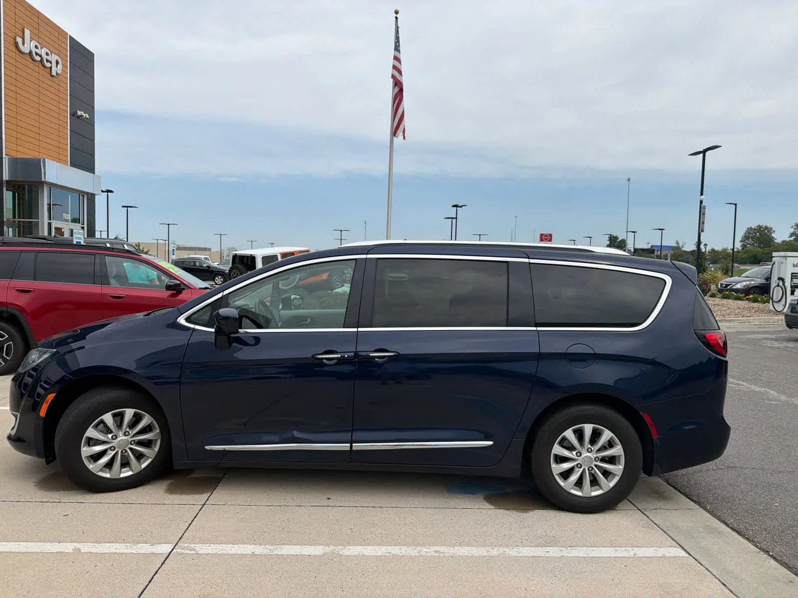 Used 2019 Jazz Blue Pearlcoat Chrysler Touring L image 8
